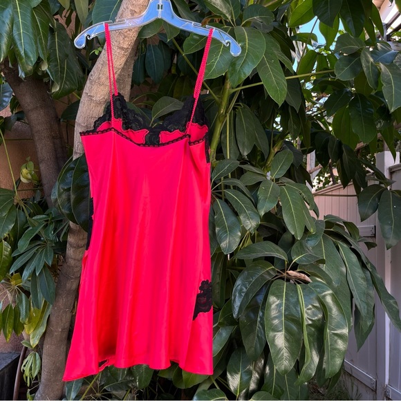 Vintage Victoria’s Secret gold label lace slip - Picture 6 of 6